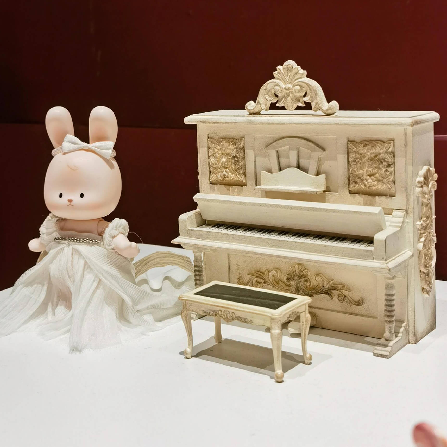 1/12 Scale Dollhouse Miniature Vintage Upright Piano with Stool, made of wood with a white finish, includes a matching stool. Piano Size: 13×11cm / 5.12×4.33in Note: The products are piano and piano stool, without other accessories.