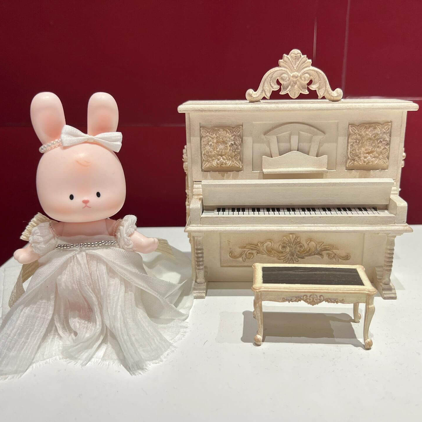 1/12 Scale Dollhouse Miniature Vintage Upright Piano with Stool, made of wood with a white finish, includes a matching stool. Piano Size: 13×11cm / 5.12×4.33in Note: The products are piano and piano stool, without other accessories.