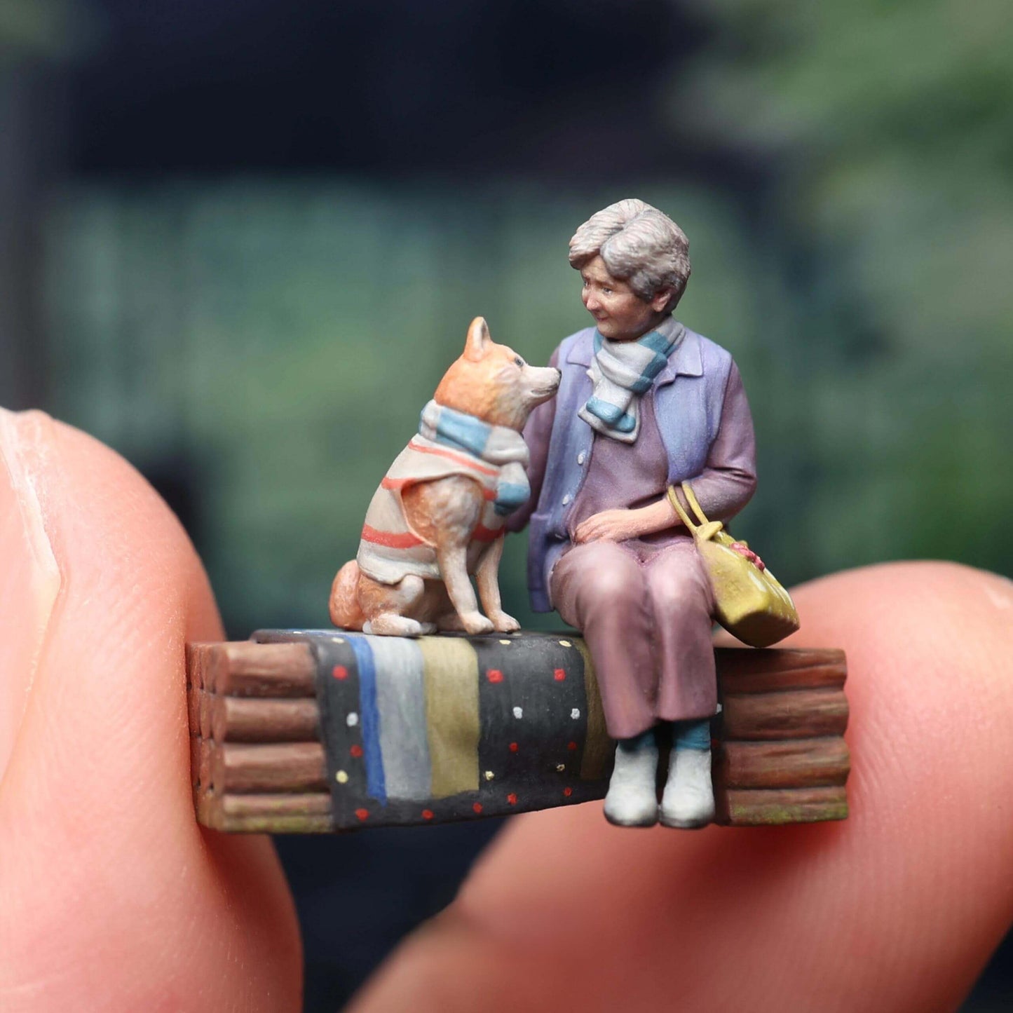 Hand painted, each piece is unique! The real thing is super beautiful and cute. Perfect for decorating dollhouses of all sizes! Material: Resin Size: 1.8cm / 0.71inches