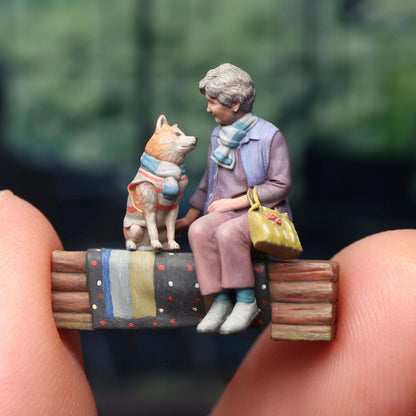 Hand painted, each piece is unique! The real thing is super beautiful and cute. Perfect for decorating dollhouses of all sizes! Material: Resin Size: 1.8cm / 0.71inches