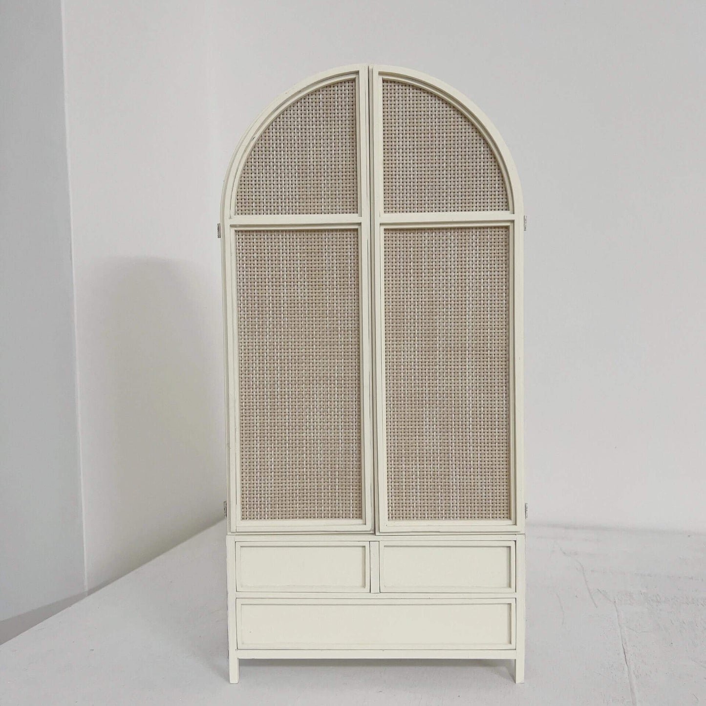 Large, roomy and very beautiful wardrobe. This wardrobe will easily fit all your doll's outfits. 2 doors and 4 drawers can be opened. Color/ Finish: White / Yellow Popular Styles: Modern Material: Wood Type: Wardrobe Armoire Scale: 1/12; 1/6; 1/4 Miniature Furniture for all dollhouse.