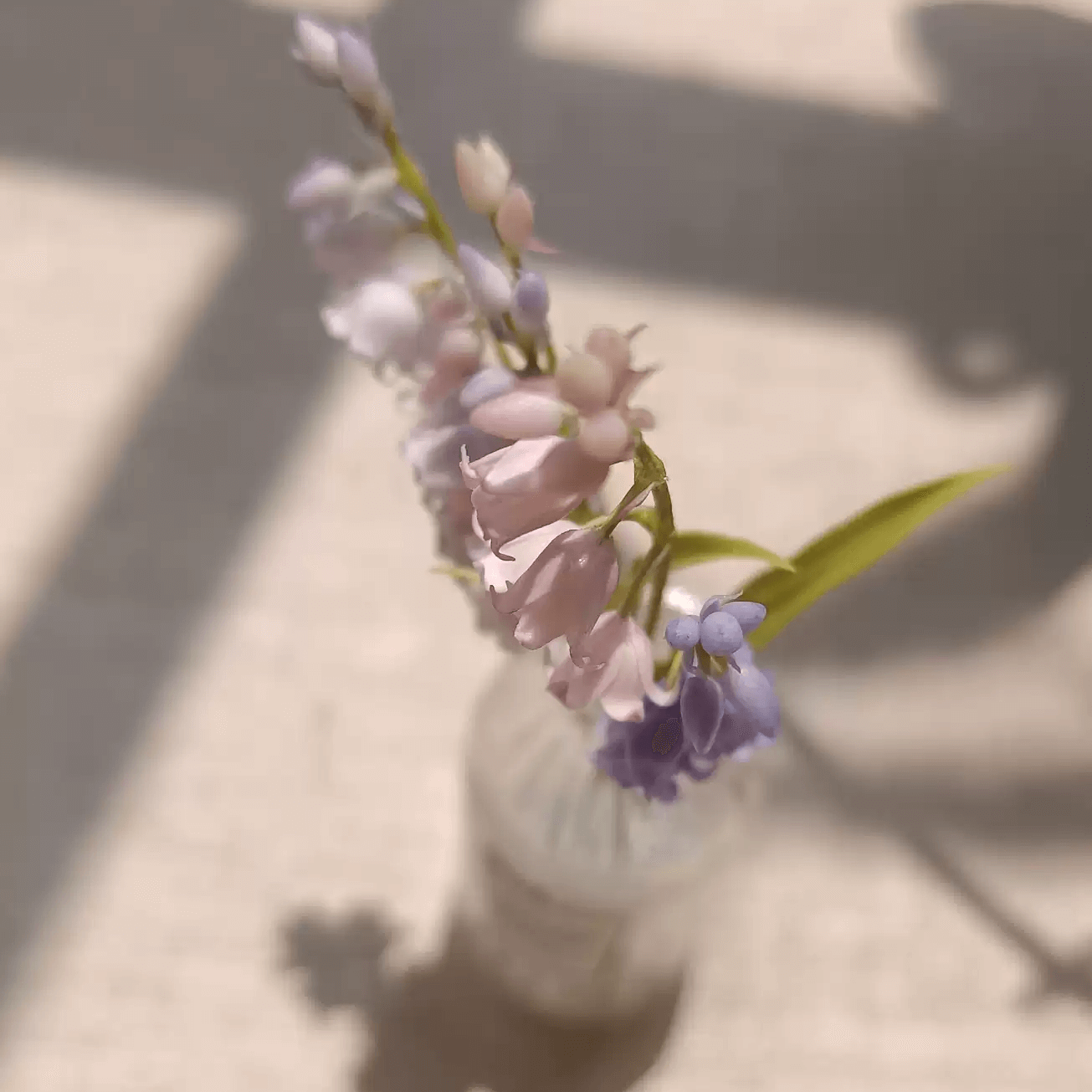 Bluebell (Hyacinthoides non-scripta) is an ancient-woodland-indicator plant. If you spot it while you're out exploring, it could be a sign you're standing in a rare and special habitat. Miniature for dolls, dollhouses, roomboxes. Suitable for Blythe, Barbie, Paola,and other dolls with a height of 10-15.8 inches.