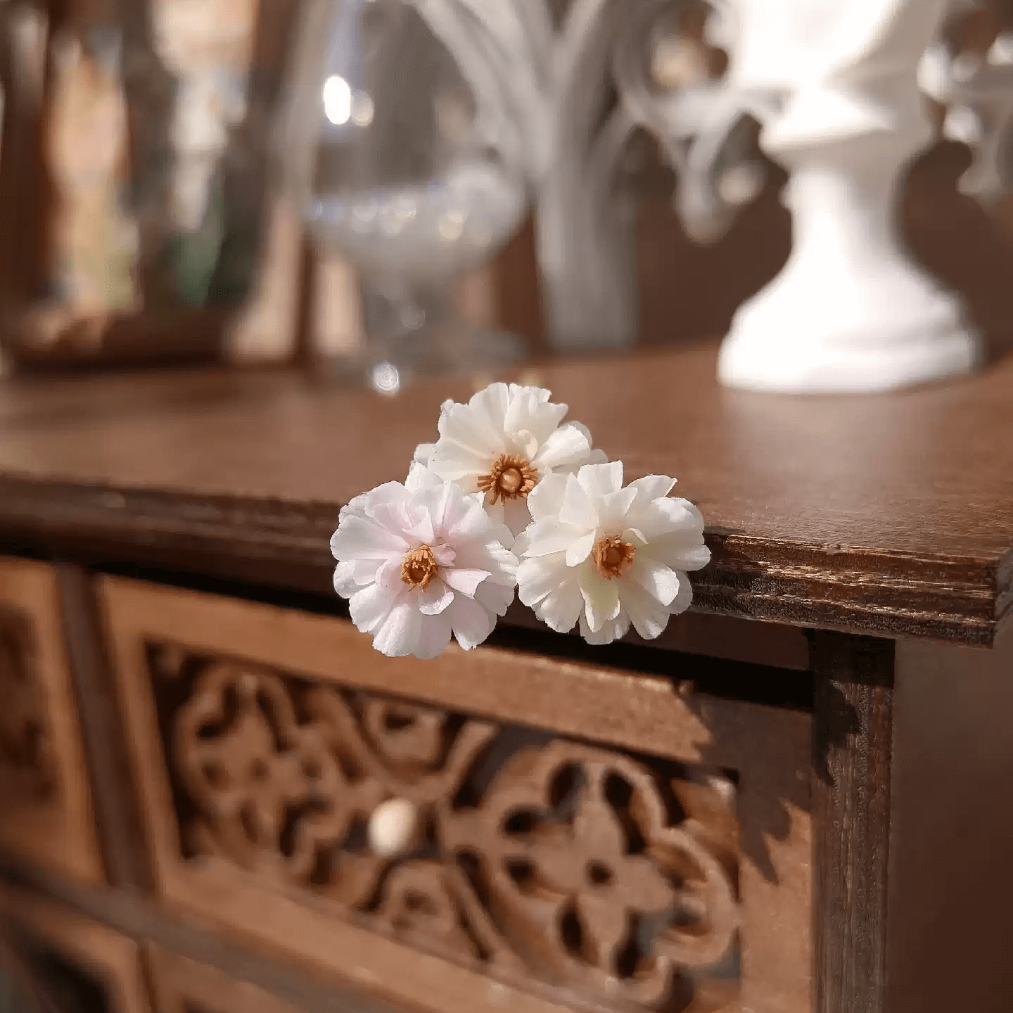 Butterfly ranunculus are a delicate ranunculus variety with a butterfly shape. An excellent cut flower and long lasting in vase arrangements and bouquets.  Scale: 1:6; 1:12  Material: Handmade from Clay  Size: 1 Stem  Color: White or Pink