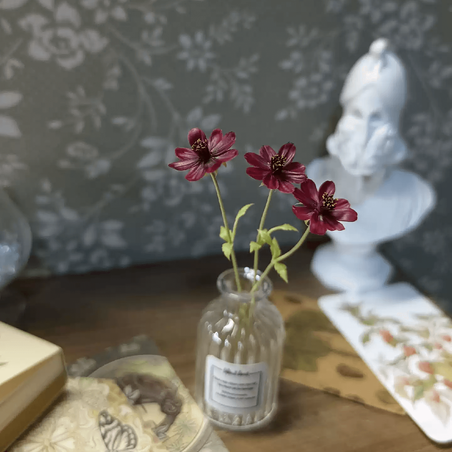Chocolate cosmos (Cosmos atrosanguineus) have velvety, dark red flowers on wiry black stems and an unusual chocolatey fragrance. Miniature for dolls, dollhouses, roomboxes. Suitable for Blythe, Barbie, Paola,and other dolls with a height of 25-40cm (10-15.8 inches). Scale: 1:6; 1:12 Material: Handmade from Clay