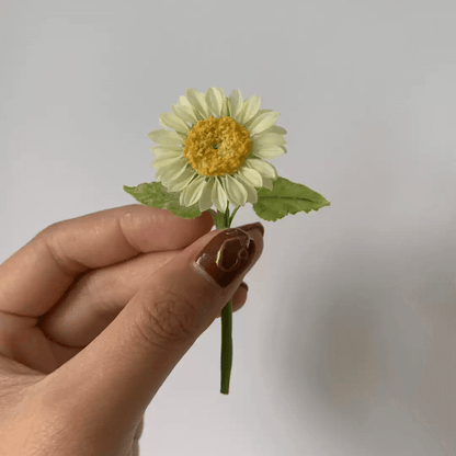 Helianthus annuus, also known as the common sunflower, is a very well-known annual that has a beautiful flower. Miniature for dolls, dollhouses, roomboxes. Suitable for Blythe, Barbie, Paola,and other dolls with a height of 25-40cm (10-15.8 inches). Scale: 1:6; 1:12 Material: Handmade from Clay