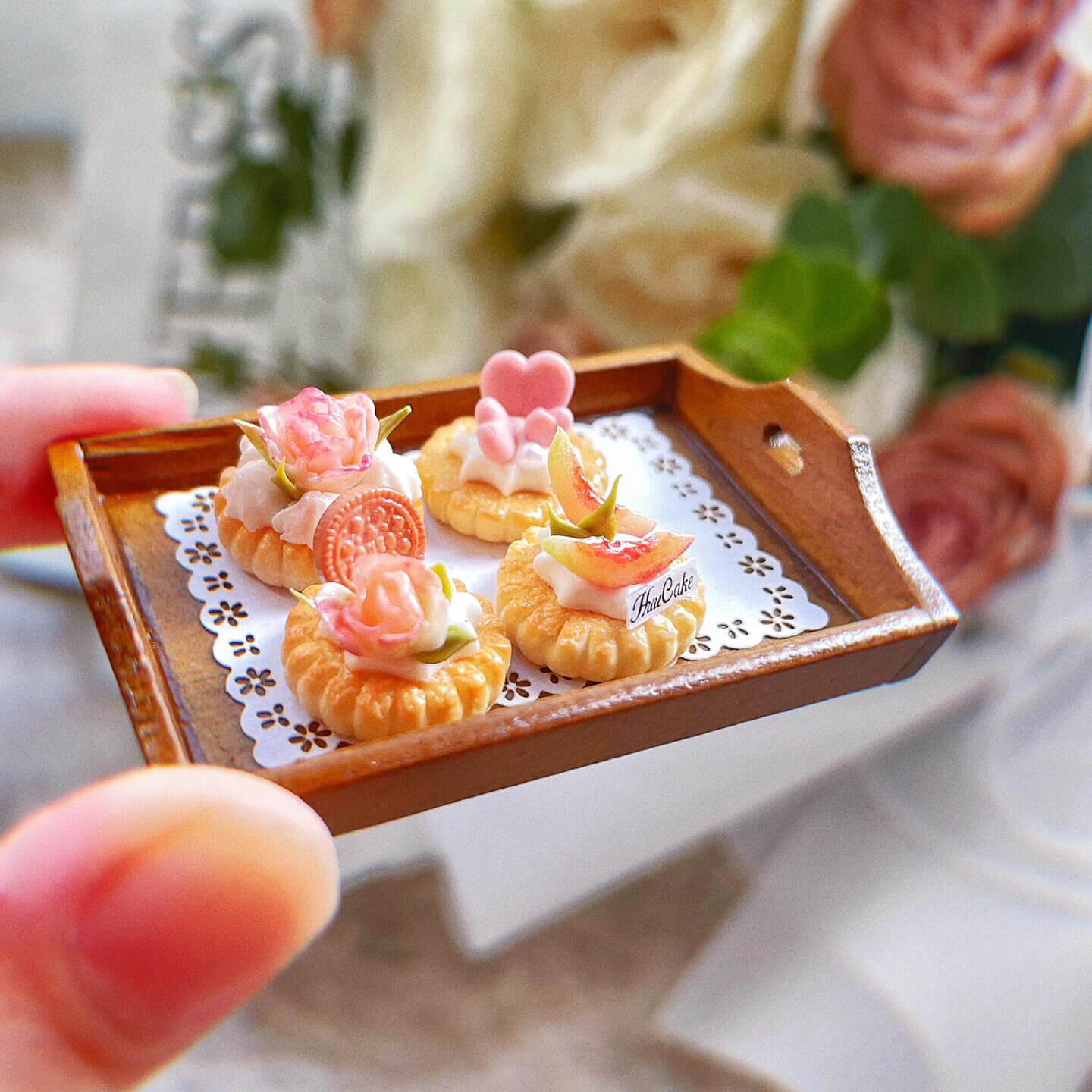 Dollhouse Miniature Flower Biscuit Fig Love Flan Tart Desserts Pink Set. Handmade from clay, this delicious little dessert would make a lovely addition to the dolls house kitchen or cafe scene! Suitable for Blythe, Barbie, Paola and other dolls with a height of 25-40cm (10-15.8 inches).