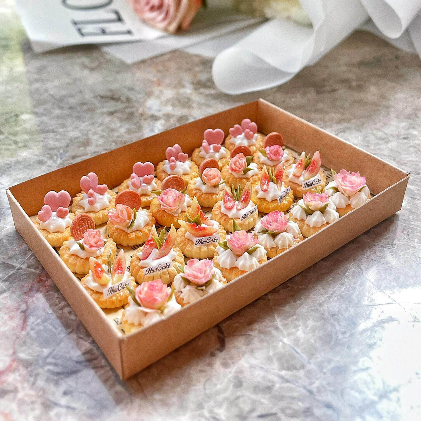 Dollhouse Miniature Flower Biscuit Fig Love Flan Tart Desserts Pink Set. Handmade from clay, this delicious little dessert would make a lovely addition to the dolls house kitchen or cafe scene! Suitable for Blythe, Barbie, Paola and other dolls with a height of 25-40cm (10-15.8 inches).