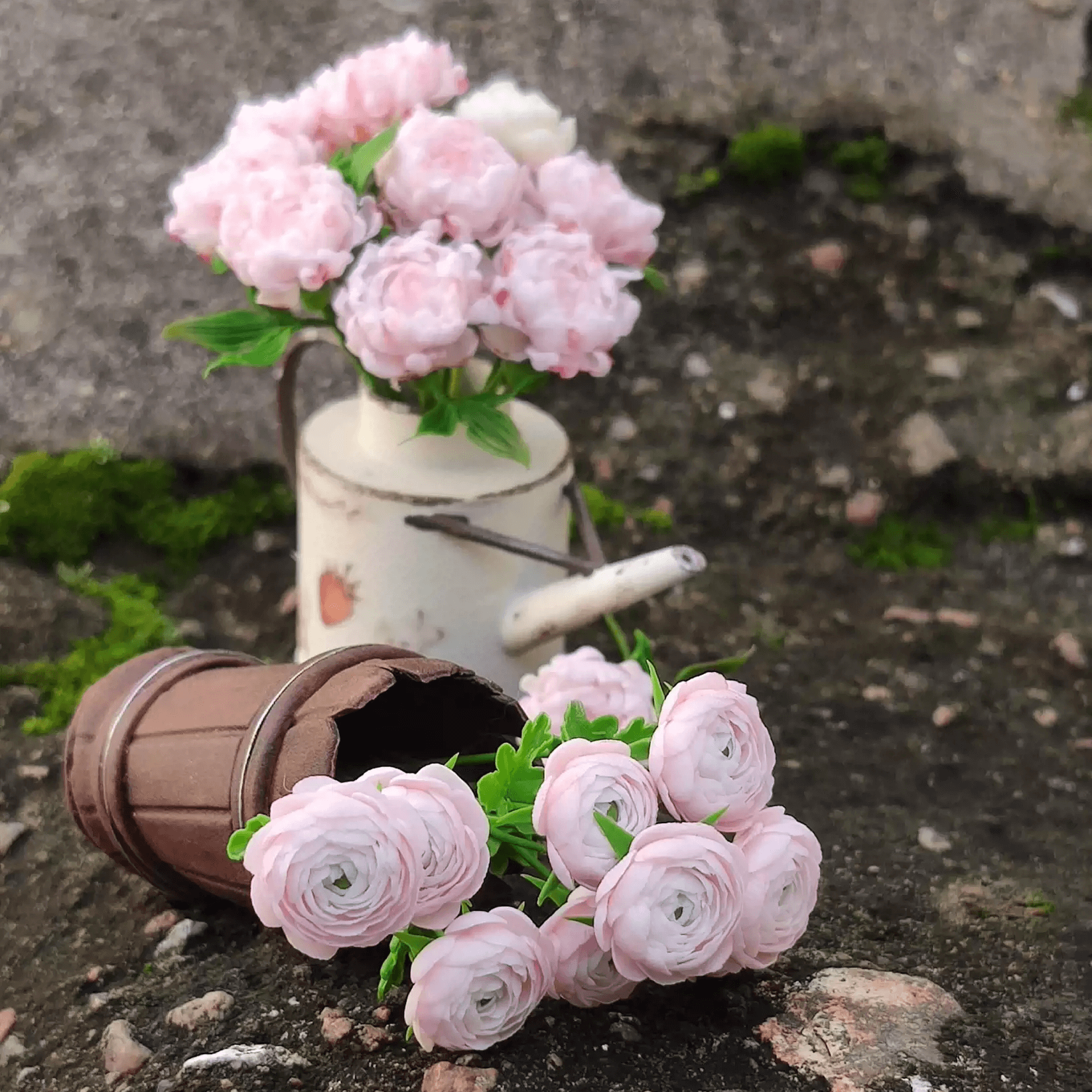 A subtle shade of pink this peony stem will create a peaceful vibe in dollhouse or fairy garden. Miniature for dolls, dollhouses, roomboxes. Suitable for Blythe, Barbie, Paola,and other dolls with a height of 25-40cm (10-15.8 inches). Scale: 1:6; 1:12 Material: Handmade from Clay