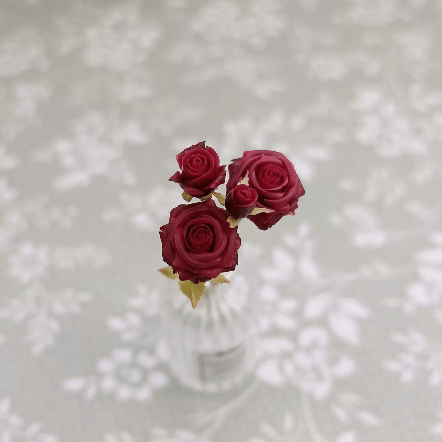 The red rose is a classic symbol of love. Add these blooms to your miniature garden to give them a pop of bright romantic red. Miniature for dolls, dollhouses, roomboxes. Suitable for Blythe, Barbie, Paola,and other dolls with a height of 25-40cm (10-15.8 inches). Scale: 1:6; 1:12 Material: Handmade from Clay