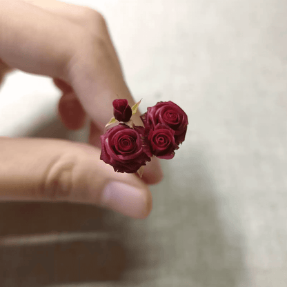 The red rose is a classic symbol of love. Add these blooms to your miniature garden to give them a pop of bright romantic red. Miniature for dolls, dollhouses, roomboxes. Suitable for Blythe, Barbie, Paola,and other dolls with a height of 25-40cm (10-15.8 inches). Scale: 1:6; 1:12 Material: Handmade from Clay