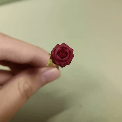 The red rose is a classic symbol of love. Add these blooms to your miniature garden to give them a pop of bright romantic red. Miniature for dolls, dollhouses, roomboxes. Suitable for Blythe, Barbie, Paola,and other dolls with a height of 25-40cm (10-15.8 inches). Scale: 1:6; 1:12 Material: Handmade from Clay