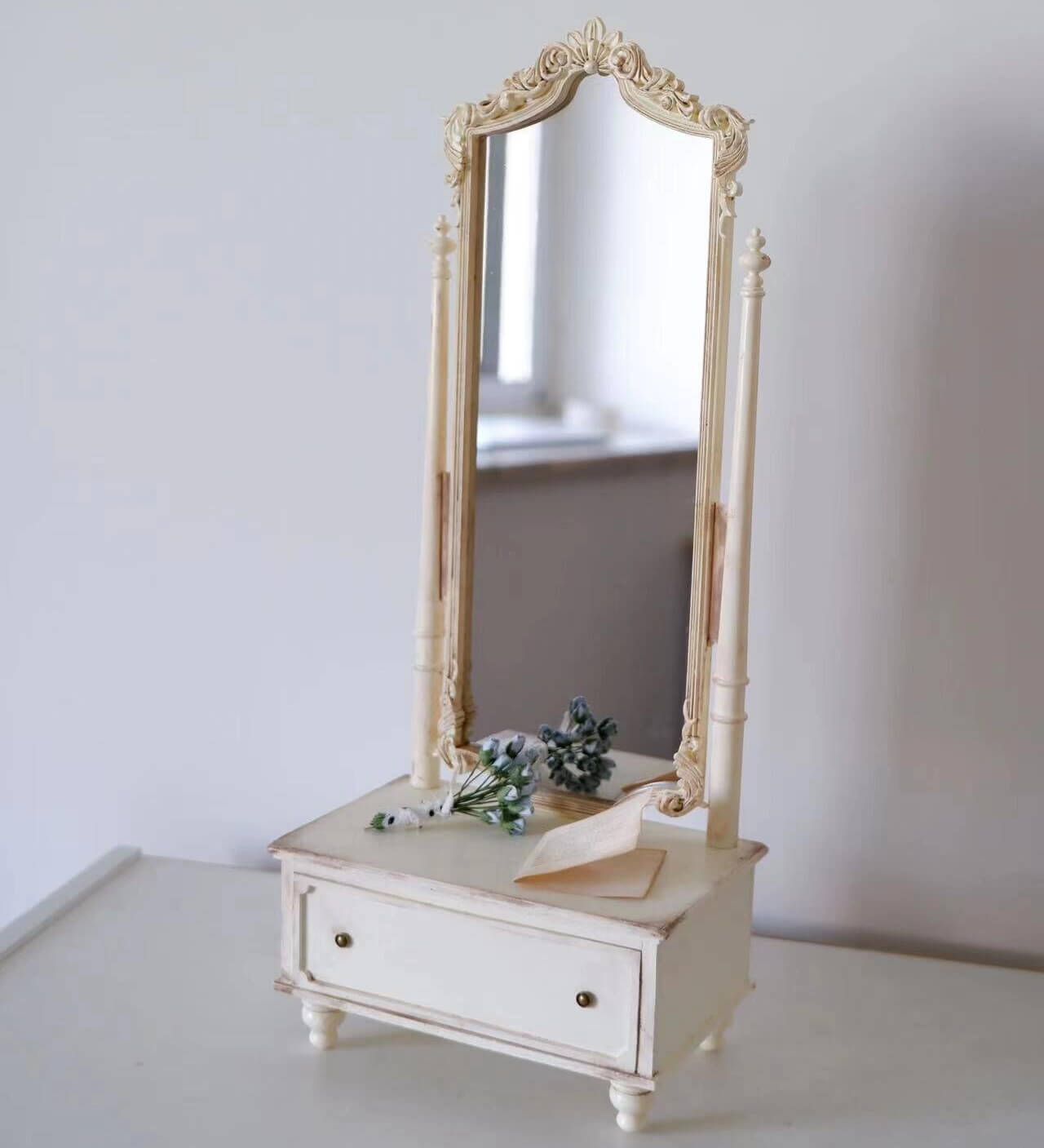 Default Color/ Finish: White Styles: French Vintage Shabby Chic Material: Solid Wood Type: Dressing Mirror Scale: 1/6 (13.5×9×30cm / 5.32×3.54×11.81in); 1/4 (25.5×17×60cm / 10.04×6.69×23.62in) Note: The products are Miniature Shabby Chic Full Length Dressing Mirror with Drawers, without other accessories.