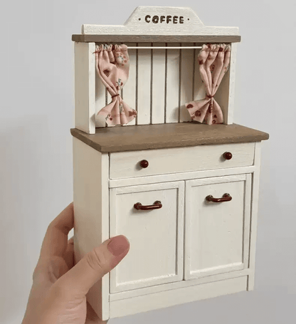 Color/ Finish: White Material: Wood Type: Kitchen Hutch Scale: 1/6 (13.6×7.3×28.3cm / 5.35×2.87×11.14in)