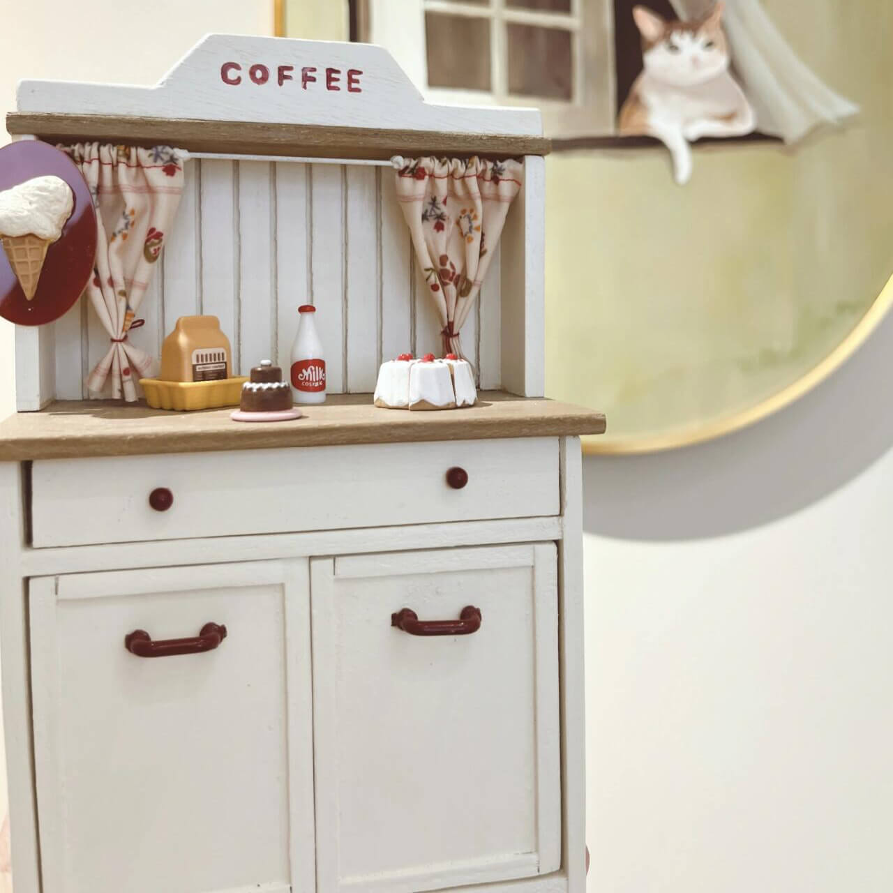 Color/ Finish: White Material: Wood Type: Kitchen Hutch Scale: 1/6 (13.6×7.3×28.3cm / 5.35×2.87×11.14in)