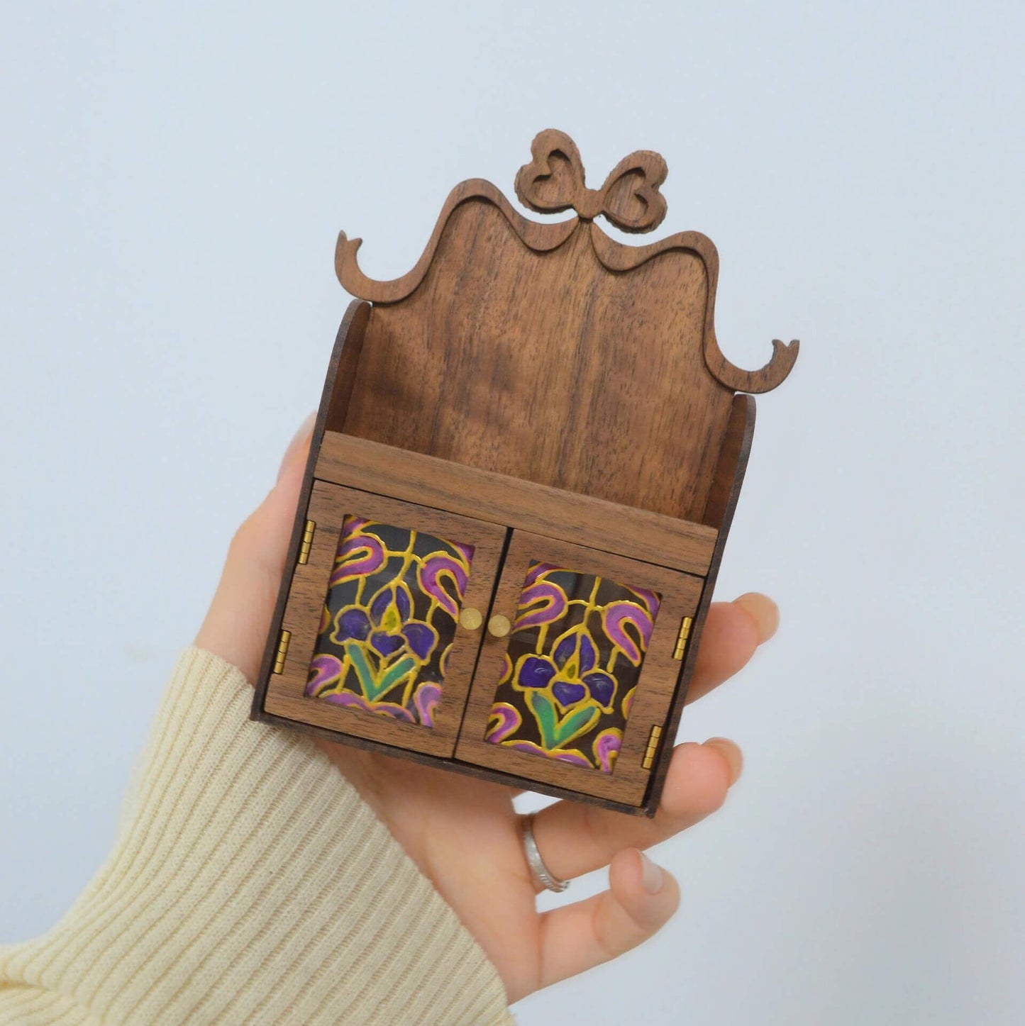 Our Dollhouse Miniature Wooden Hanging Cabinet Wall Shelf with Doors are more than storage solutions, It offers versatile decoration features to your kitchen and living spaces. Default Color/ Finish: As picture Material: Walnut / Cherry or Basswood Type: Hanging Cabinet Scale: 1/6 (12.3×7.3×2.5cm / 4.84×2.87×0.98in)