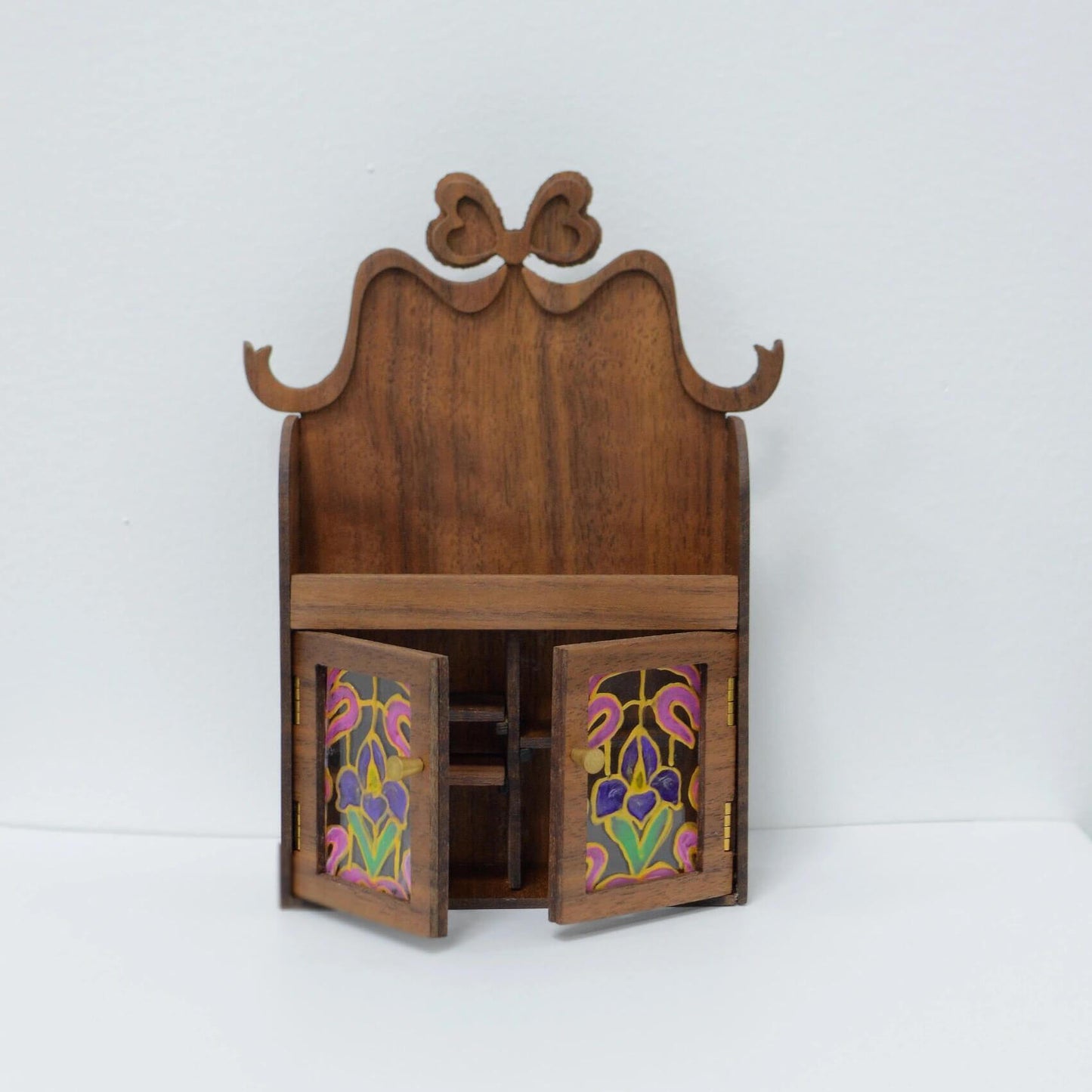 Our Dollhouse Miniature Wooden Hanging Cabinet Wall Shelf with Doors are more than storage solutions, It offers versatile decoration features to your kitchen and living spaces. Default Color/ Finish: As picture Material: Walnut / Cherry or Basswood Type: Hanging Cabinet Scale: 1/6 (12.3×7.3×2.5cm / 4.84×2.87×0.98in)