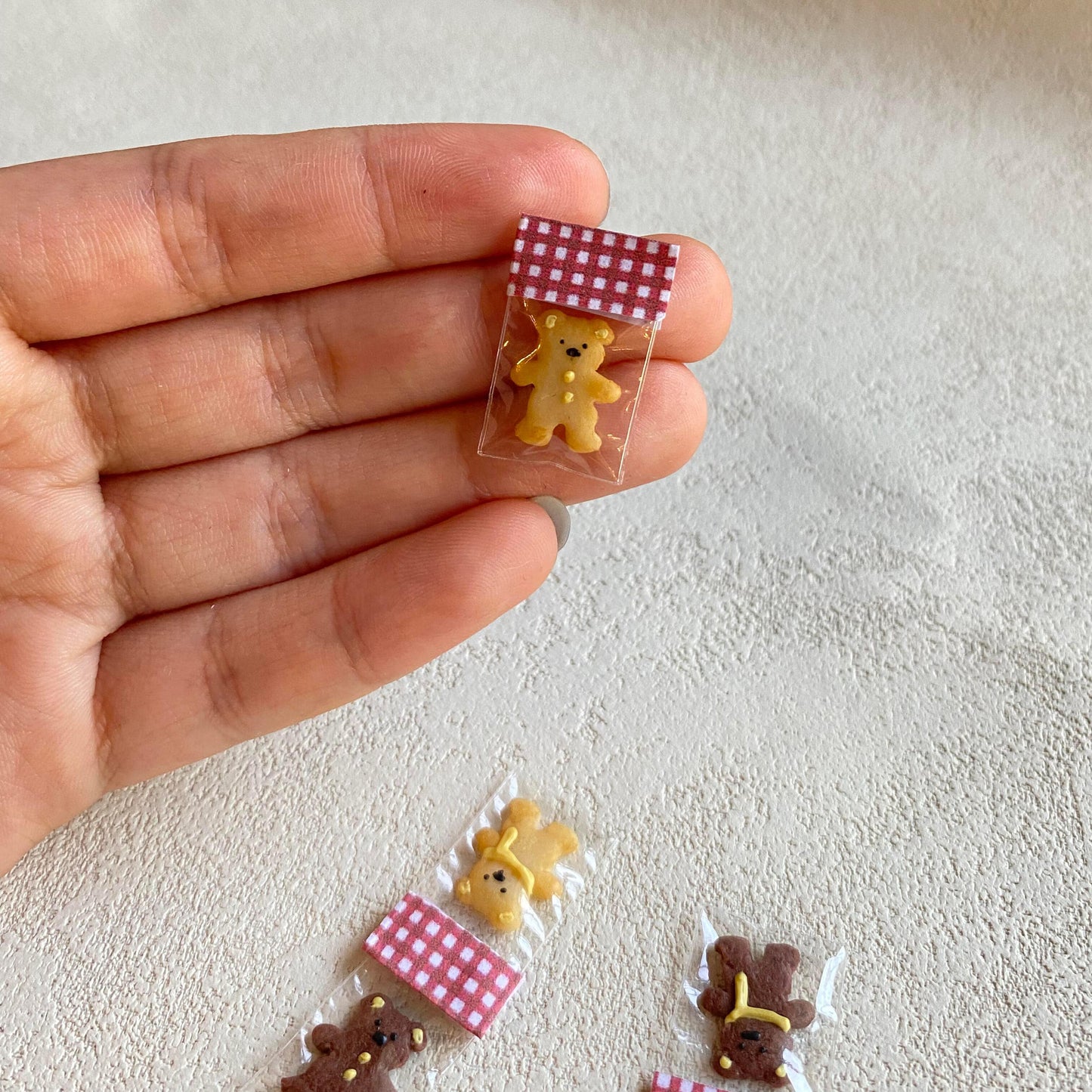 Handmade, each piece is unique! The real thing is super beautiful and cute. Perfect for decorating dollhouses of all sizes! Material: Air dry clay