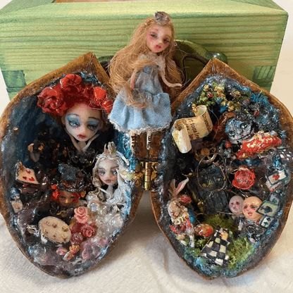 Inspired by "Alice's Adventures in Wonderland" The dolls can be taken out, similar to a mini dollhouse.