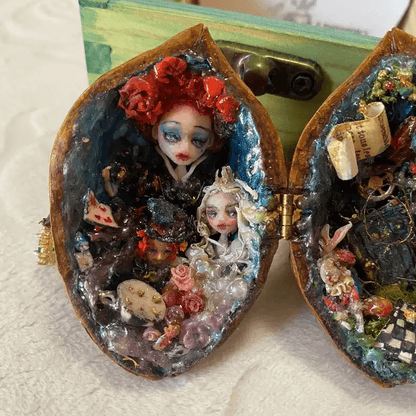 Inspired by "Alice's Adventures in Wonderland" The dolls can be taken out, similar to a mini dollhouse.