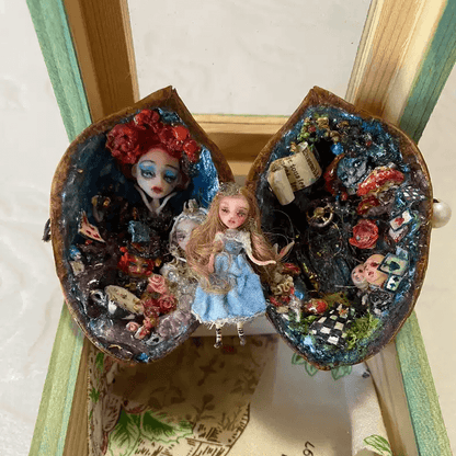 Inspired by "Alice's Adventures in Wonderland" The dolls can be taken out, similar to a mini dollhouse.