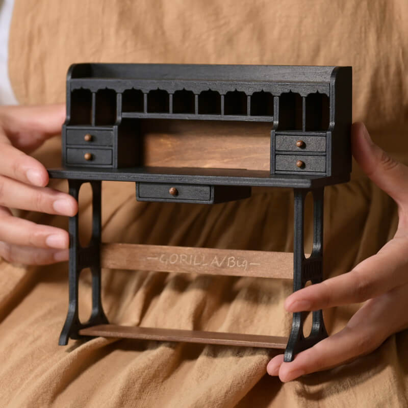 Space and functionality, this miniature dollhouse desk has everything you need to release your creative side! Featuring five fully functional drawers for writing utensils and other supplies. Default Color/ Finish: Black and Brown Style: Shabby Chic Material: Wood Scale: 1/6 (16.2×6.1×17.5cm / 6.38×2.40×6.89in)