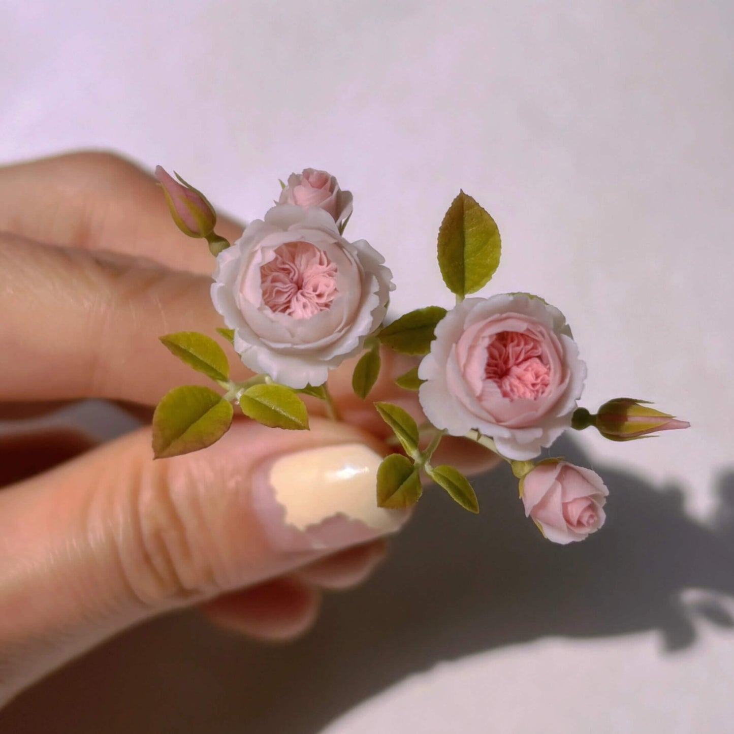Effortlessly elegant and breathtakingly beautiful, there is no better rose for your wedding. Miniature for dolls, dollhouses, roomboxes. Suitable for Blythe, Barbie, Paola,and other dolls with a height of 25-40cm (10-15.8 inches).Scale: 1:6; 1:12 Material: Handmade from Clay