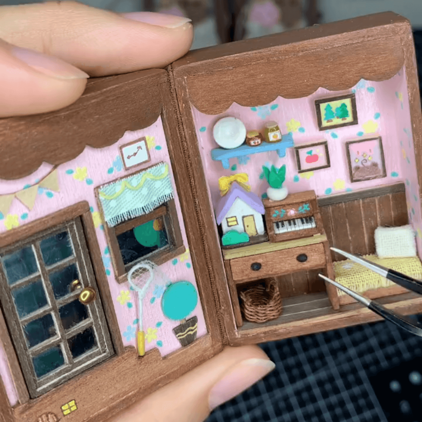 This flip book diorama showcases a beautifully crafted miniature scene featuring BB Bear's cozy home, presented in a flip book-style diorama. As the pages turn, the viewer is transported into a tiny, charming world where BB Bear lives. The intricate details of the miniature house, furnishings, and surroundings create a warm, inviting atmosphere.