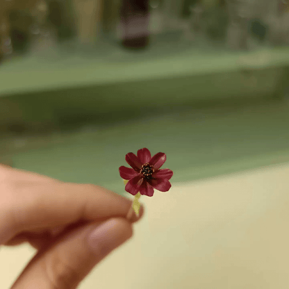 Chocolate cosmos (Cosmos atrosanguineus) have velvety, dark red flowers on wiry black stems and an unusual chocolatey fragrance. Miniature for dolls, dollhouses, roomboxes. Suitable for Blythe, Barbie, Paola,and other dolls with a height of 25-40cm (10-15.8 inches). Scale: 1:6; 1:12 Material: Handmade from Clay