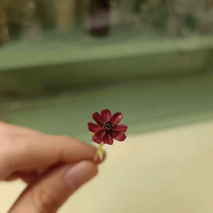 Chocolate cosmos (Cosmos atrosanguineus) have velvety, dark red flowers on wiry black stems and an unusual chocolatey fragrance. Miniature for dolls, dollhouses, roomboxes. Suitable for Blythe, Barbie, Paola,and other dolls with a height of 25-40cm (10-15.8 inches). Scale: 1:6; 1:12 Material: Handmade from Clay