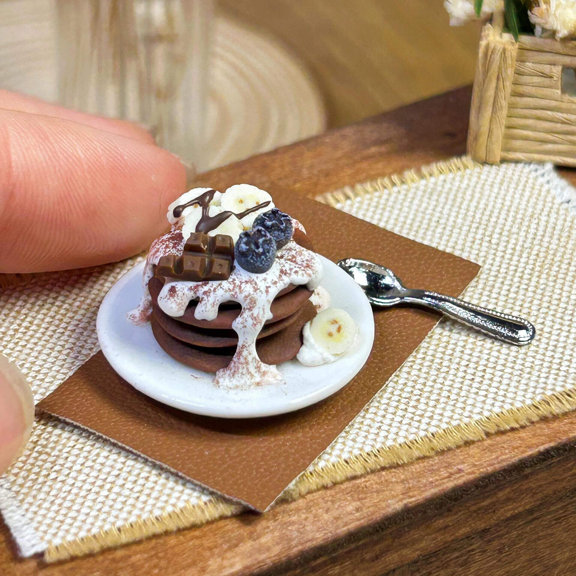 Handmade, each piece is unique! The real thing is super beautiful and cute. Perfect for decorating dollhouses of all sizes! Size: 2cm / 0.79in This set includes a miniature banana and blueberry pancake, a miniature ceramic plate, and a random fork or spoon.