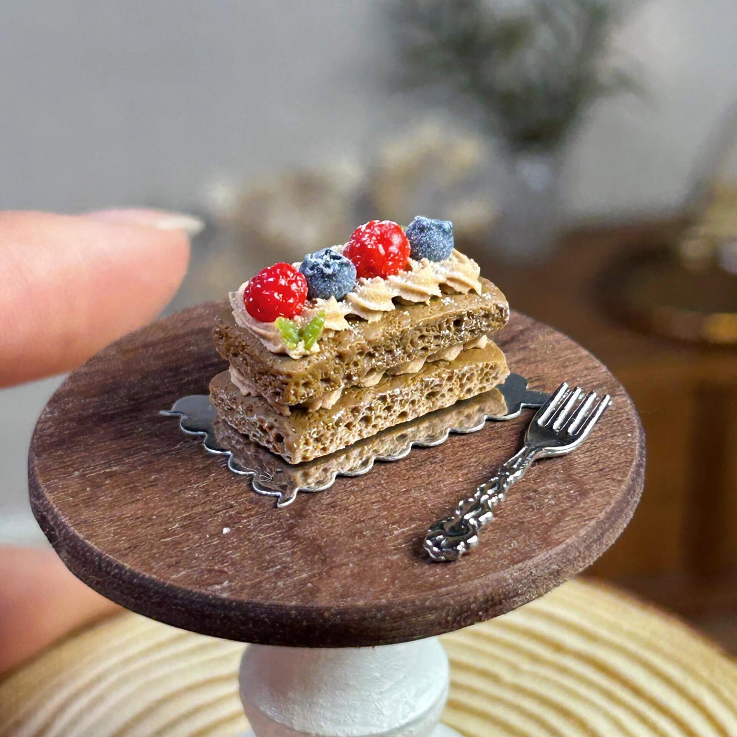 Handmade, each piece is unique! The real thing is super beautiful and cute. Perfect for decorating dollhouses of all sizes! Size: 2cm / 0.79in This set includes a miniature clay berry chocolate cream brownie, a miniature ceramic plate, and a random fork or spoon.