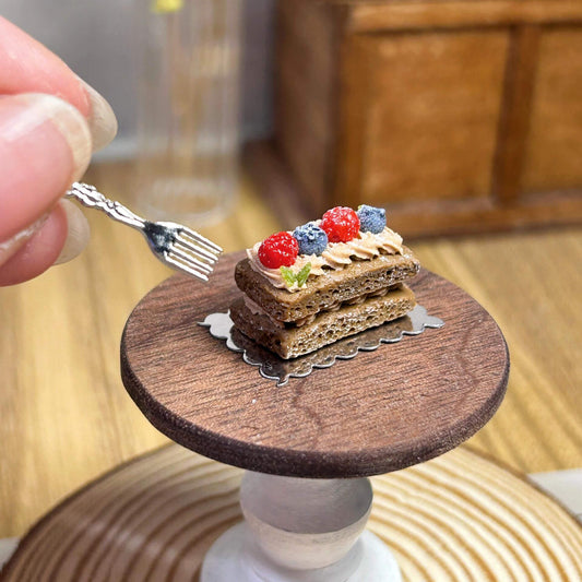 Handmade, each piece is unique! The real thing is super beautiful and cute. Perfect for decorating dollhouses of all sizes! Size: 2cm / 0.79in This set includes a miniature clay berry chocolate cream brownie, a miniature ceramic plate, and a random fork or spoon.