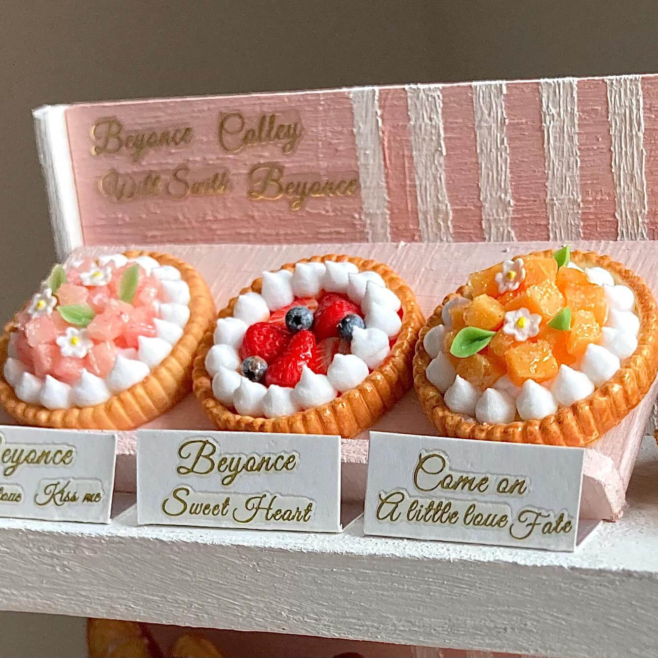 Handmade, each piece is unique! The real thing is super beautiful and cute. Perfect for decorating dollhouses of all sizes! Size: 2.6-2.9cm / 1.02-1.14in Material: Clay