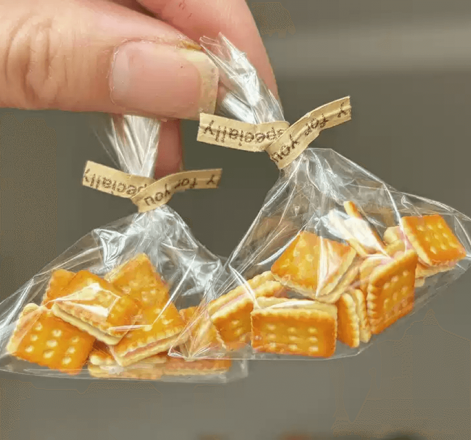 Handmade, each piece is unique! The real thing is super beautiful and cute. Perfect for decorating dollhouses of all sizes! Size: 8-10 Crackers in 1 bag