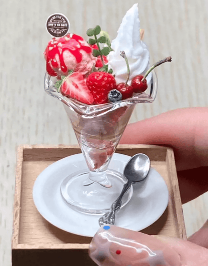 Handmade, each piece is unique! The real thing is super beautiful and cute. Perfect for decorating dollhouses of all sizes! Size: 2-3cm / 0.79-1.18in Material: Clay The set includes a strawberry parfait, a ceramic plate, a wooden box, and a spoon or fork.