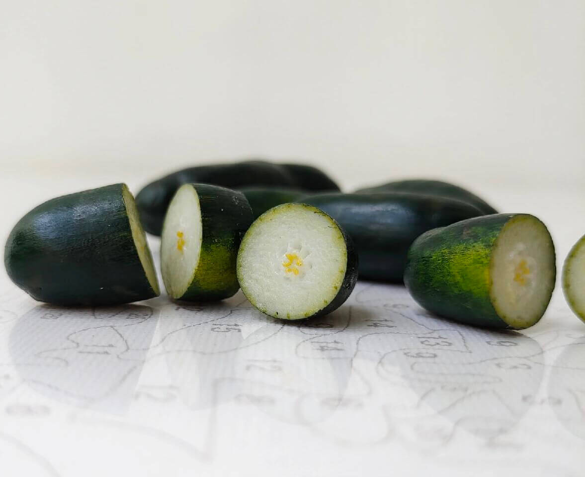 This miniature fruit winter melon would be a wonderful addition to any doll's house kitchen or dining room table. Material: Clay Scale: 1/12