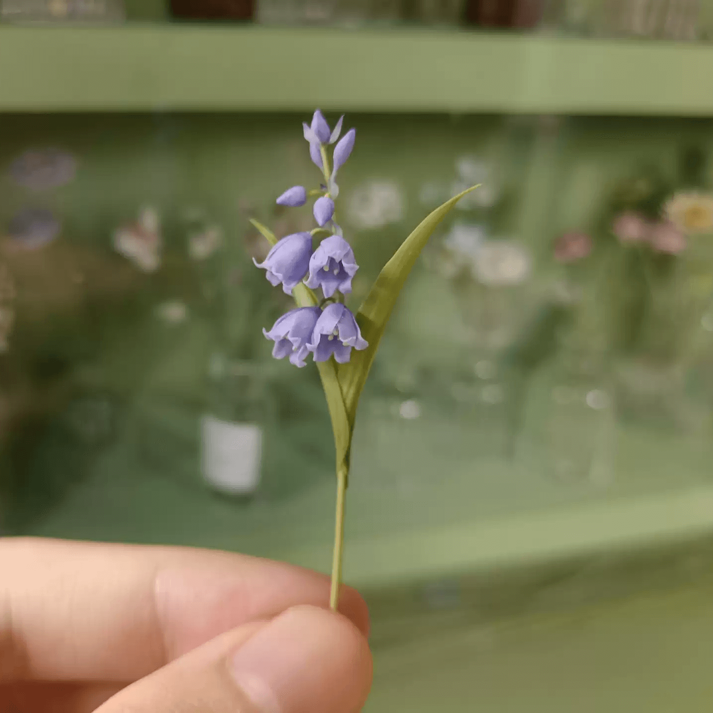 Bluebell (Hyacinthoides non-scripta) is an ancient-woodland-indicator plant. If you spot it while you're out exploring, it could be a sign you're standing in a rare and special habitat. Miniature for dolls, dollhouses, roomboxes. Suitable for Blythe, Barbie, Paola,and other dolls with a height of 10-15.8 inches.
