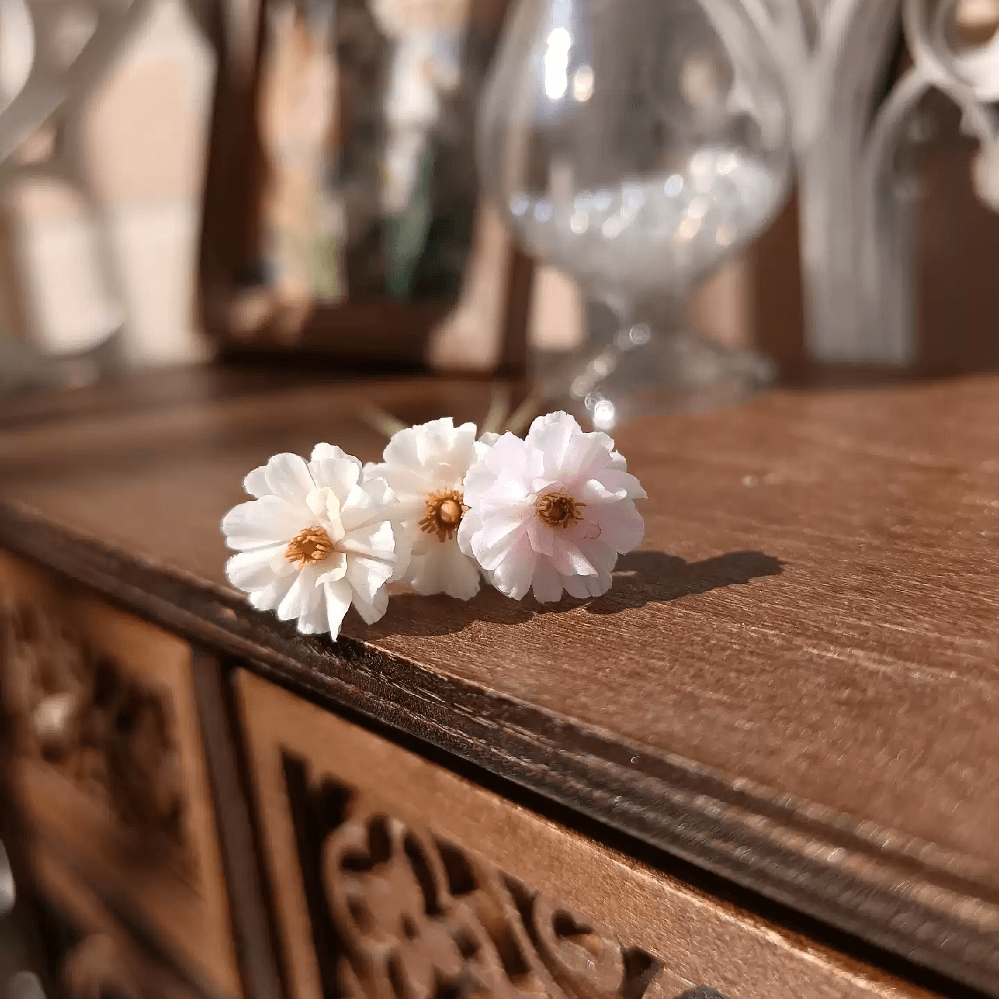 Butterfly ranunculus are a delicate ranunculus variety with a butterfly shape. An excellent cut flower and long lasting in vase arrangements and bouquets.  Scale: 1:6; 1:12  Material: Handmade from Clay  Size: 1 Stem  Color: White or Pink