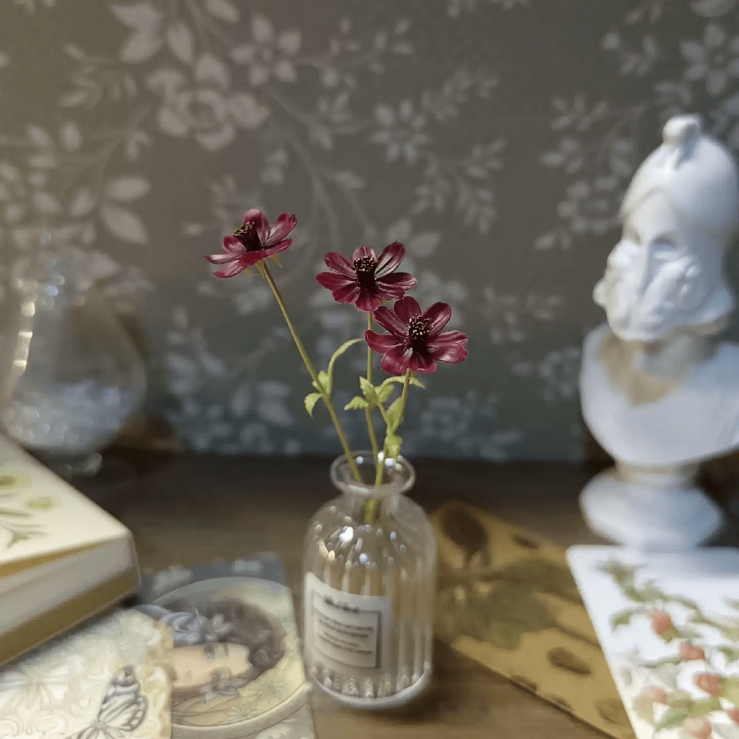 Chocolate cosmos (Cosmos atrosanguineus) have velvety, dark red flowers on wiry black stems and an unusual chocolatey fragrance. Miniature for dolls, dollhouses, roomboxes. Suitable for Blythe, Barbie, Paola,and other dolls with a height of 25-40cm (10-15.8 inches). Scale: 1:6; 1:12 Material: Handmade from Clay