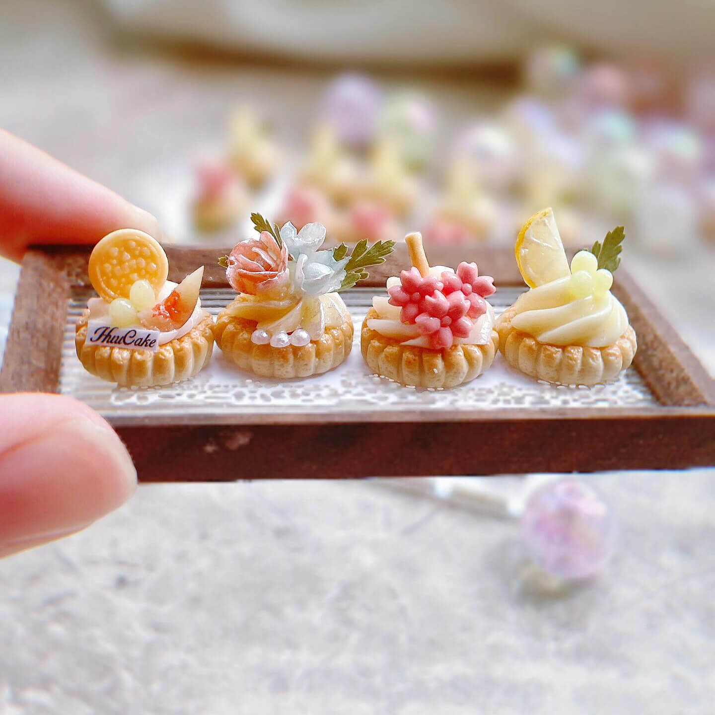 Miniature Flower Fig Lemon Fruit Flan Tart Set for 1/12 Scale Dollhouse. Handmade from clay, this delicious little dessert would make a lovely addition to the dolls house kitchen or cafe scene! Suitable for Blythe, Barbie, Paola and other dolls with a height of 25-40cm (10-15.8 inches).