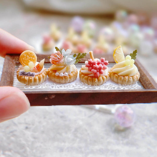 Miniature Flower Fig Lemon Fruit Flan Tart Set for 1/12 Scale Dollhouse. Handmade from clay, this delicious little dessert would make a lovely addition to the dolls house kitchen or cafe scene! Suitable for Blythe, Barbie, Paola and other dolls with a height of 25-40cm (10-15.8 inches).