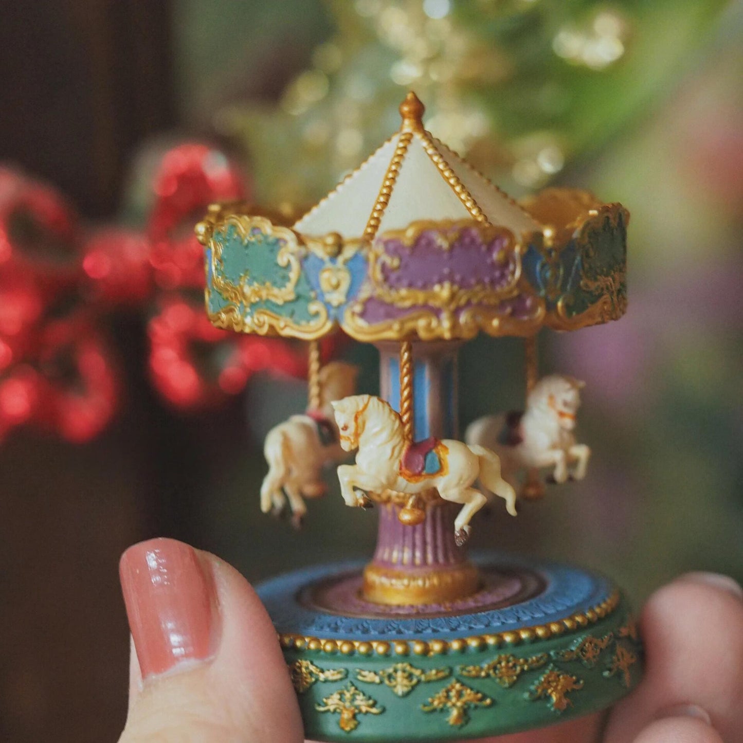 Add a touch of nostalgia to your dollhouse with this vintage-style miniature carousel with beautiful horses. Its vibrant colours and traditional style will be a striking and eye-catching addition to any dollhouse. Height: 6cm / 2.36inches