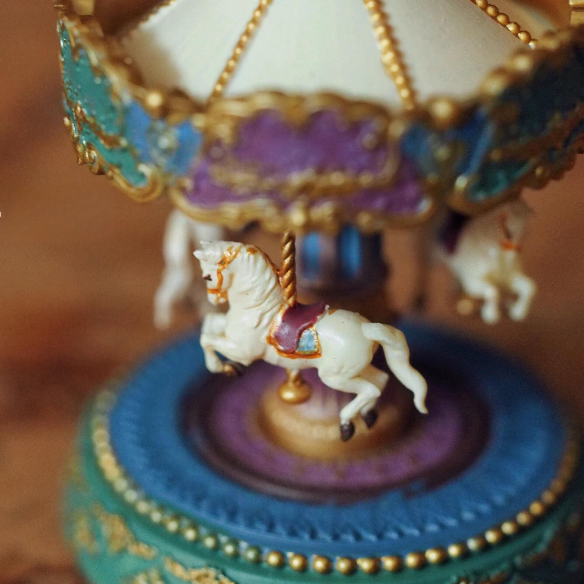 Add a touch of nostalgia to your dollhouse with this vintage-style miniature carousel with beautiful horses. Its vibrant colours and traditional style will be a striking and eye-catching addition to any dollhouse. Height: 6cm / 2.36inches