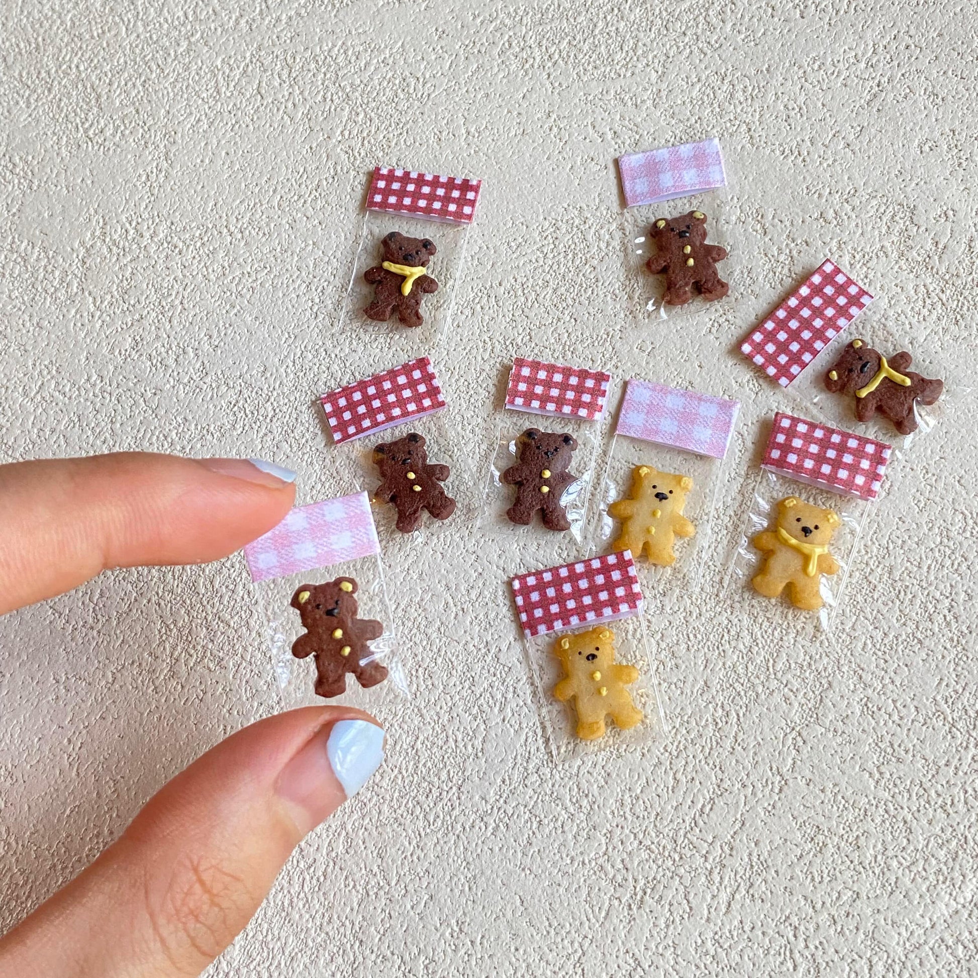 Handmade, each piece is unique! The real thing is super beautiful and cute. Perfect for decorating dollhouses of all sizes! Material: Air dry clay