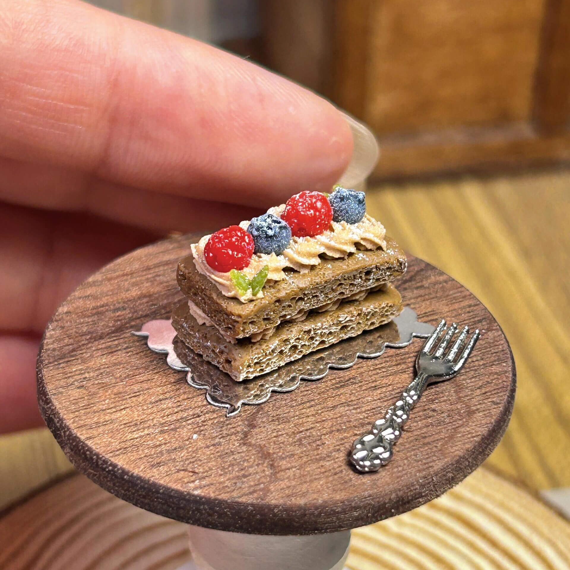 Handmade, each piece is unique! The real thing is super beautiful and cute. Perfect for decorating dollhouses of all sizes! Size: 2cm / 0.79in This set includes a miniature clay berry chocolate cream brownie, a miniature ceramic plate, and a random fork or spoon.