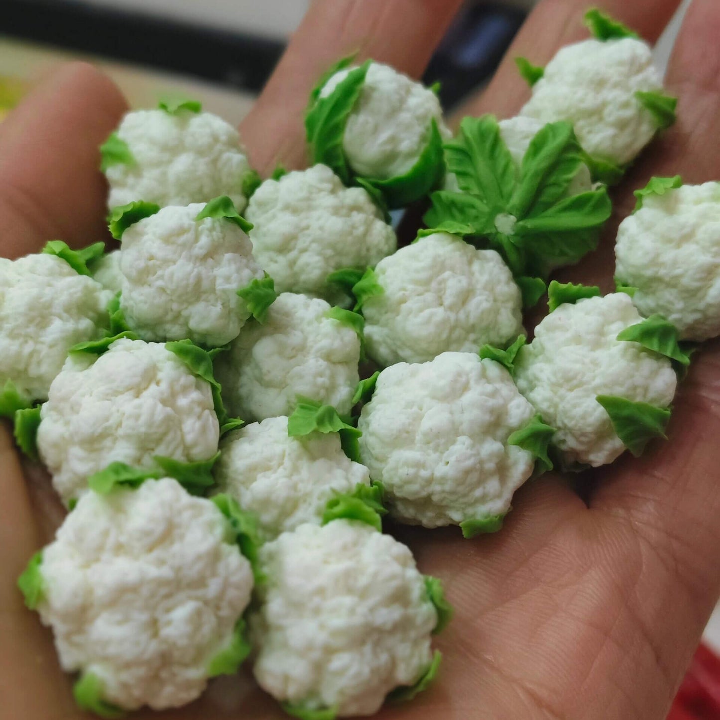 This miniature vegetable cauliflower would be a wonderful addition to any doll's house kitchen or dining room table. Material: Clay Size: 1-3cm / 0.39-1.18in