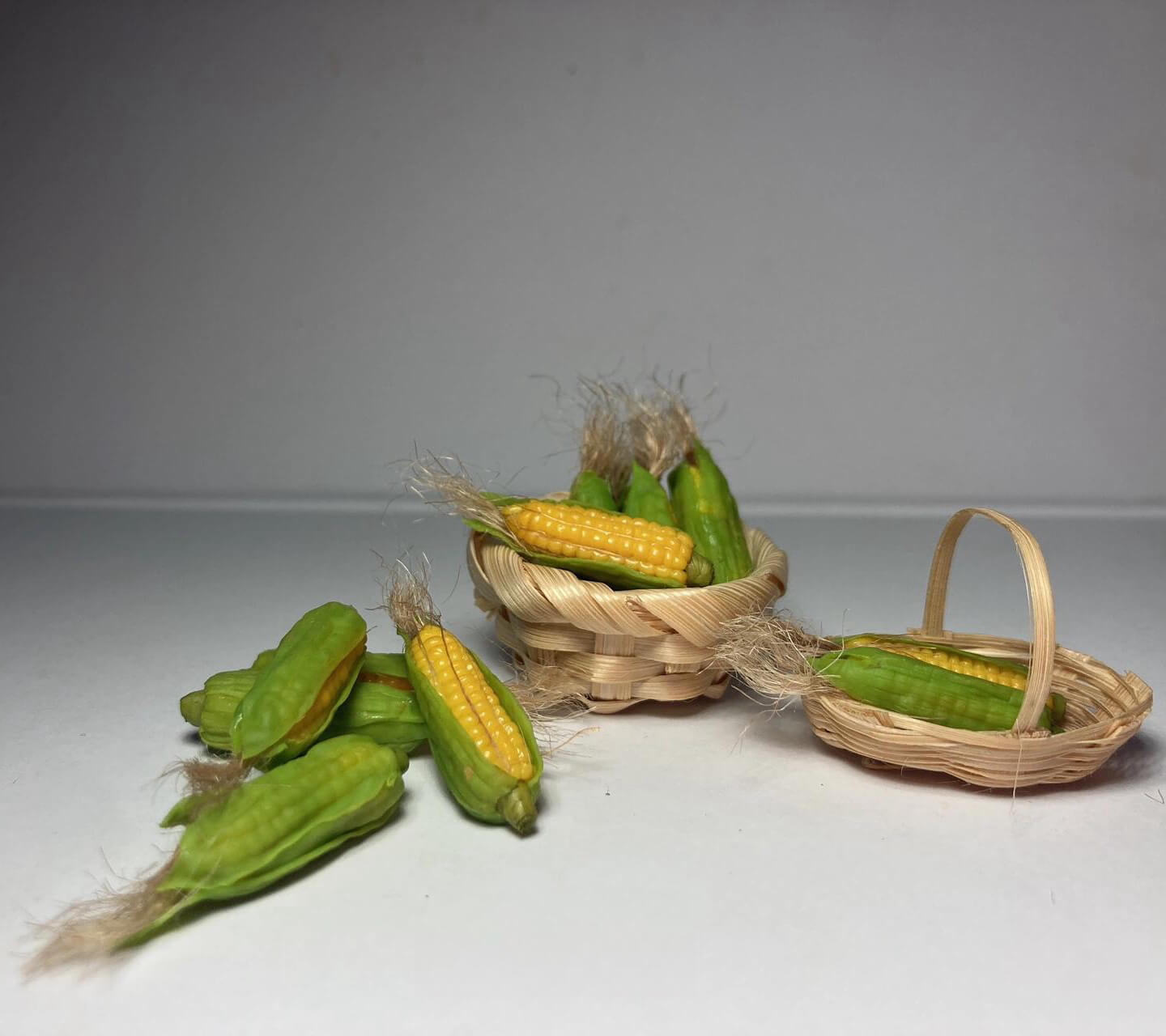 This miniature fruit corn would be a wonderful addition to any doll's house kitchen or dining room table. Material: Clay Size: 3cm / 1.18in