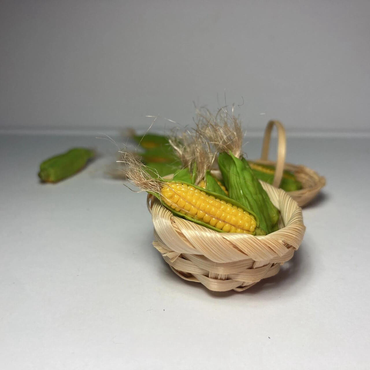 This miniature fruit corn would be a wonderful addition to any doll's house kitchen or dining room table. Material: Clay Size: 3cm / 1.18in