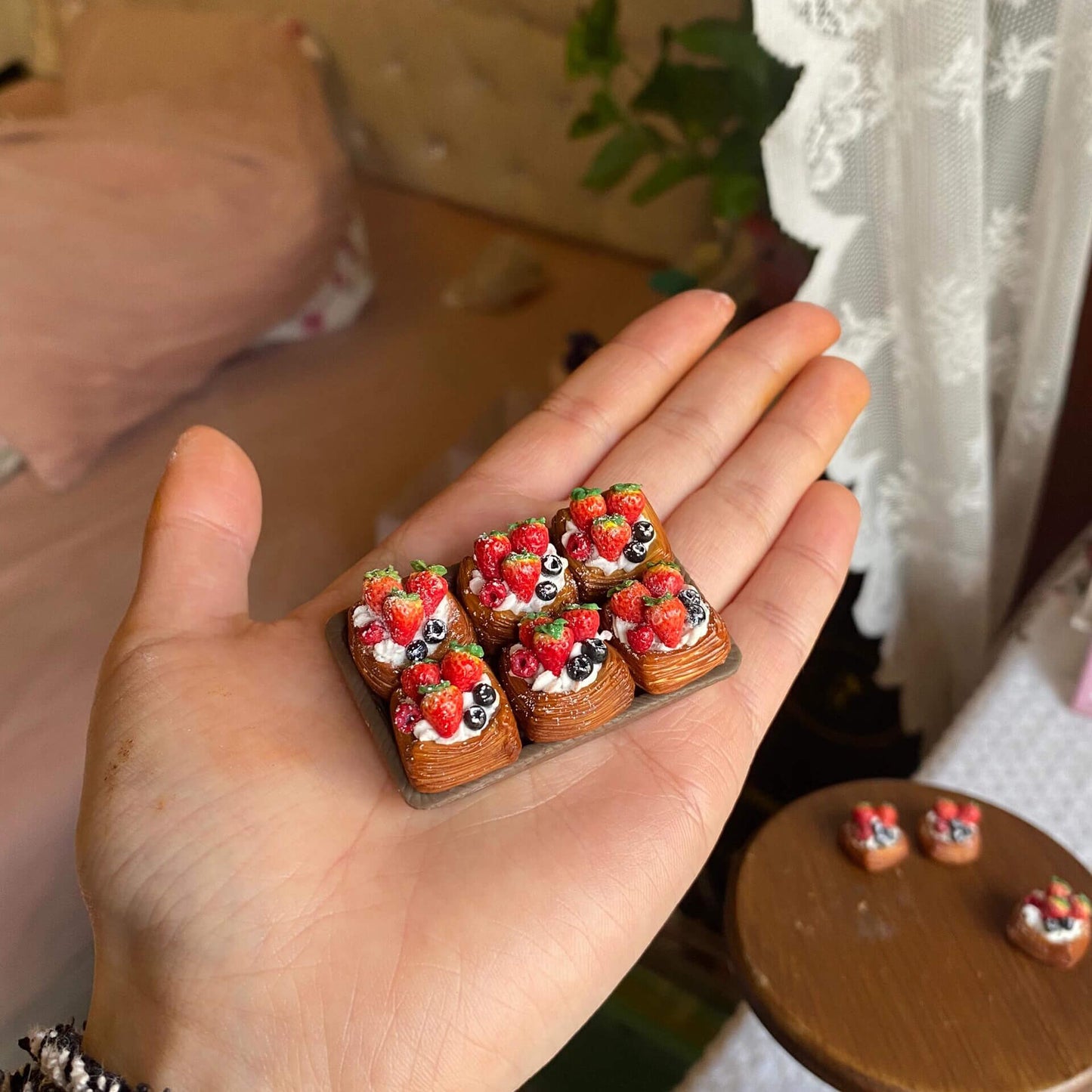 Handmade, each piece is unique! The real thing is super beautiful and cute. Perfect for decorating dollhouses of all sizes! Material: Clay