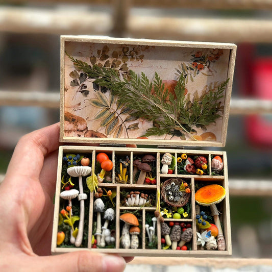 Handmade, each piece is unique! The real thing is super beautiful and cute. Perfect for decorating dollhouses of all sizes! Box size: 6.4×10.4×2.1cm / 2.52×4.09×0.83in Materials: Clay, Wooden box, Dried fern.